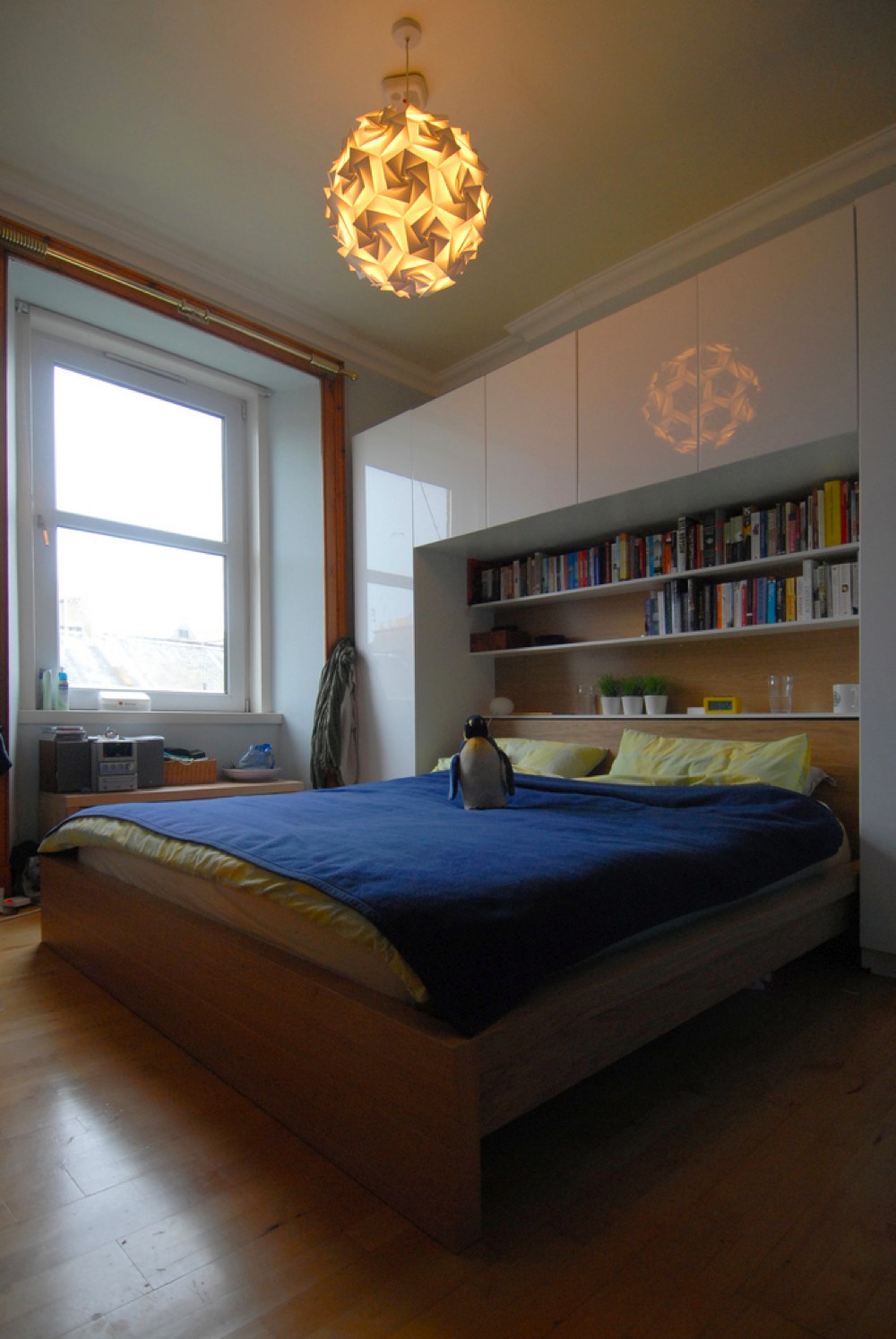 ベッドルームの作り付けの本棚 住宅デザイン