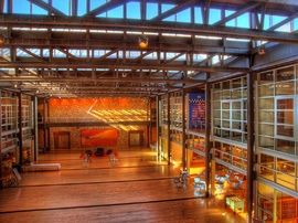 ロフト,倉庫,オフィス,ガラス張り,吹き抜け,雰囲気