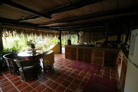 壁の無いオープンサイドのダイニング