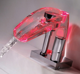 半透明なピンクの蛇口