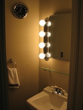 4連ランプ照明の洗面台