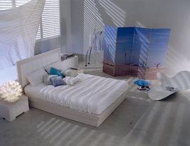白基調のさわやかな寝室