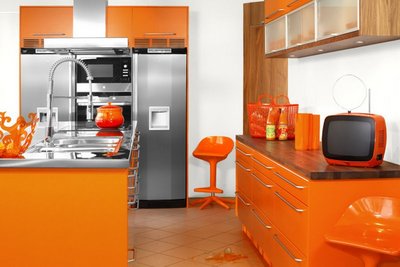 色あせたオレンジのキッチンと近未来の冷蔵庫.jpeg