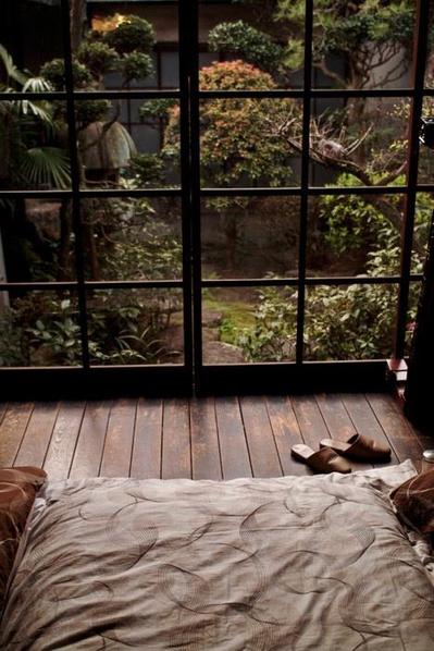 板張りの寝室と日本風の庭.jpeg