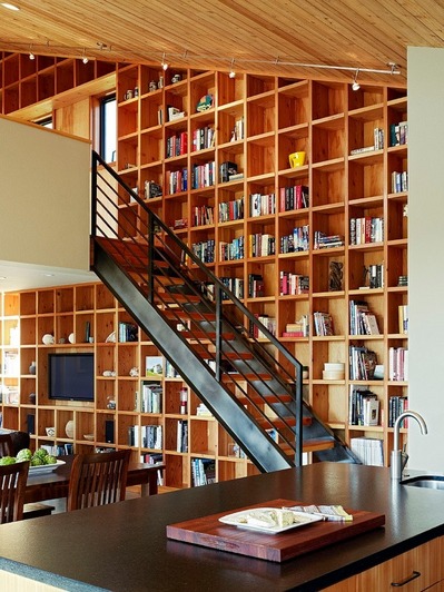 2階の天井まで続く巨大な作り付けの本棚.jpg