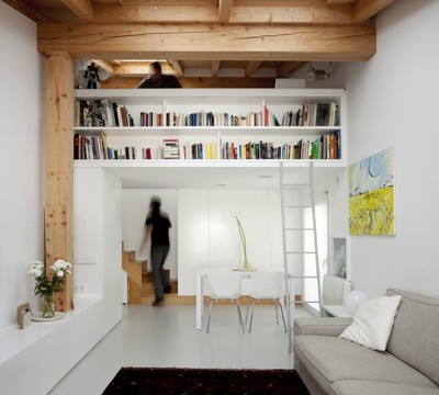 40平方mの狭小住宅のリビングの本棚.jpg