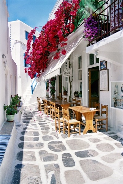 ギリシャの軒先のカフェ風ベランダ.jpg