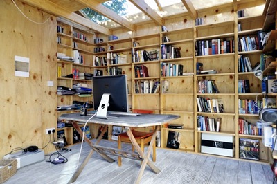シンプルで大きな棚のある書斎.jpg