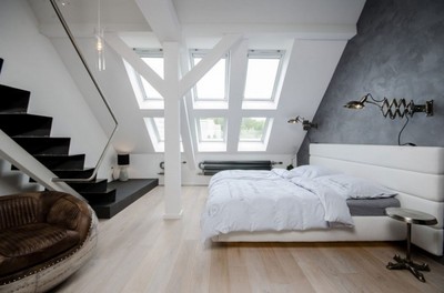 斜め天井と天窓のあるベッドルーム.jpg
