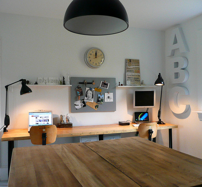 横長のデスクと作業テーブルのあるホームオフィス1.jpg