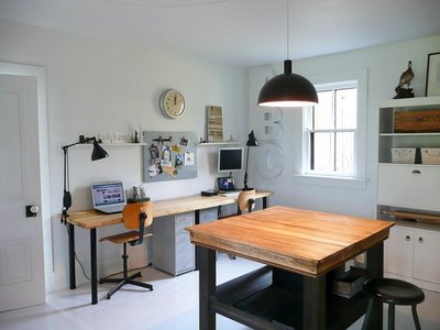 横長のデスクと作業テーブルのあるホームオフィス2.jpg