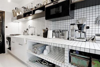 白と黒のタイル貼りのキッチン1.jpg