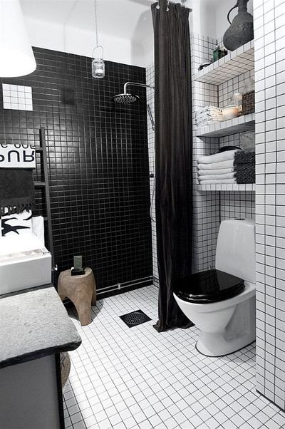 白と黒のタイル貼りのバスルーム.jpg
