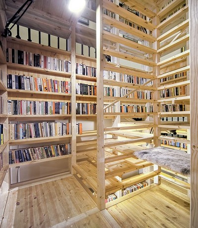 本棚のタワーの内部2.jpg