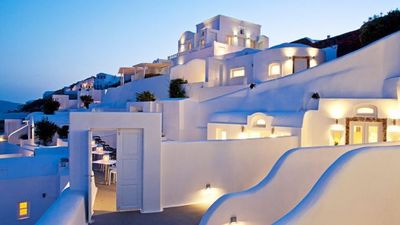 夕暮れに浮かぶギリシャの白い壁と照明.jpg