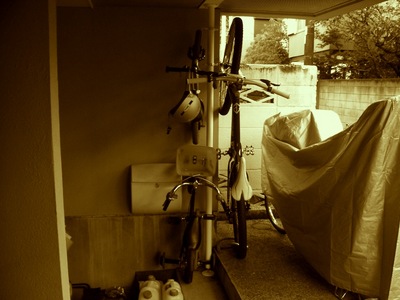 IKEAのStolmenでDIYした自転車ラックに自転車を搭載2.jpg