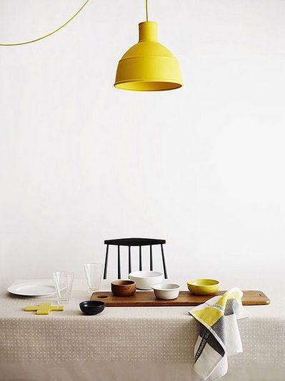 ダイニングテーブルの上の黄色いランプシェード.jpg