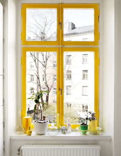 出窓の黄色い窓枠.jpg