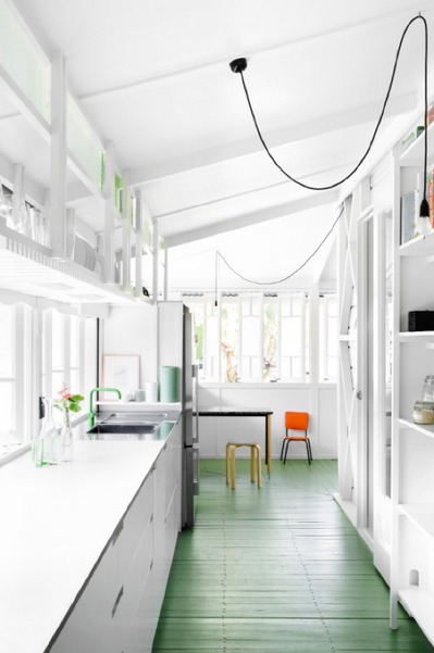 緑の床のフローリングのキッチン.jpg