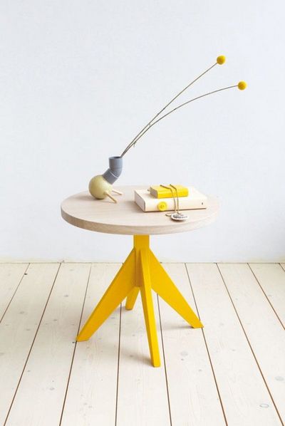 黄色いラウンドコーヒーテーブルの足.jpg