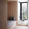 造作ベッドと出窓しかない超シンプルでコンパクトなベッドルーム