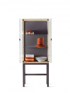 朱塗りの器の入ったシンプルな食器戸棚