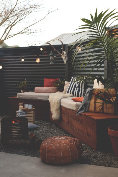 焚き火台とベンチのあるシンプルな庭の屋外リビング