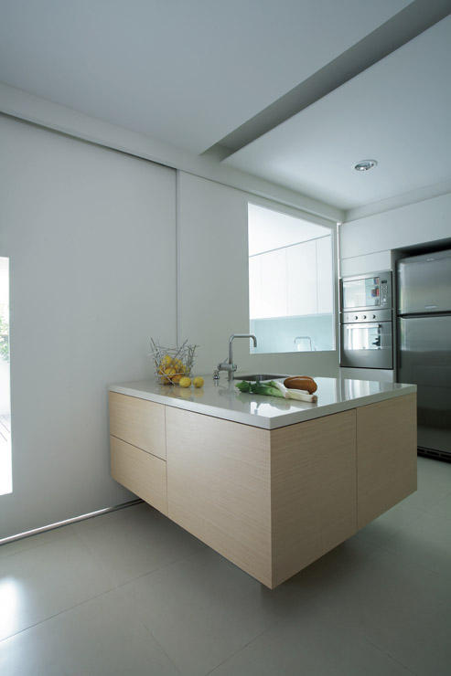 スライドドアと収納棚で区切られるキッチン 住宅デザイン