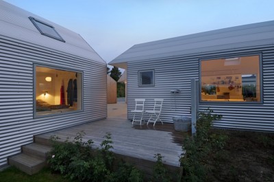 平屋を5軒星形に配置したデンマークの夏の家のテラス