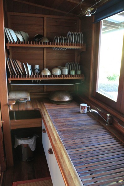 ルーバー状格子状の木製水切りのある、横長でゆったりとした作りのキッチンシンク
