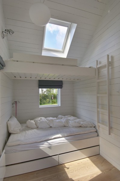 天窓のある造作ロフト2段ベッド