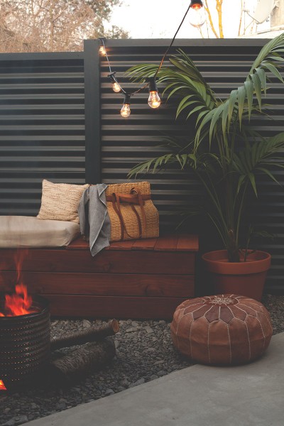 焚き火台とベンチのあるシンプルな庭の屋外リビング2