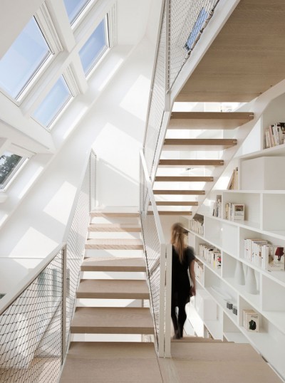 天窓のある明るく開放的なリノベーションハウスの作り付け本棚のある階段