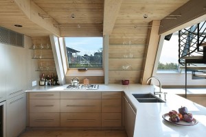 斜め天井の天窓のあるキッチン