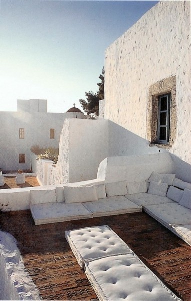 ギリシアのシンプルなルーフバルコニーの屋外リビング1