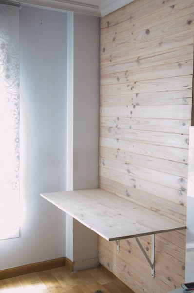 DIYで壁の横板に取り付けた棚受けに天板を乗せ、テーブルを作る