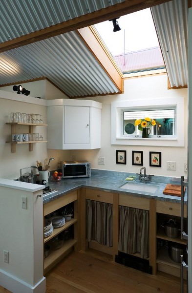 ロフトベッドルームのある狭小住宅の天窓のあるキッチン