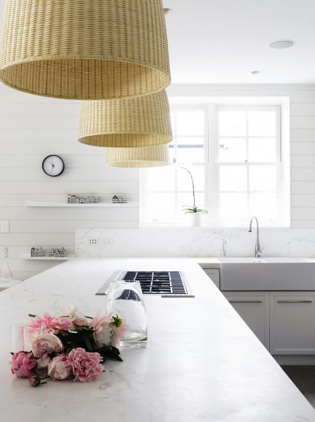 格子の入った白い上げ下げ窓と白い横張りの壁板が可愛らしい明るく開放的なキッチン1