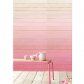 木目調の白い板壁をミンクのグラディエーションで塗装した壁紙