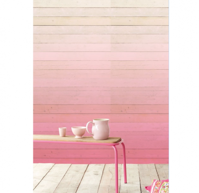 木目調の白い板壁をミンクのグラディエーションで塗装した壁紙