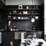リビング・ダイニング・キッチンの脇にロフトのベッドルームのある1LDKの部屋の黒基調のシックなキッチン