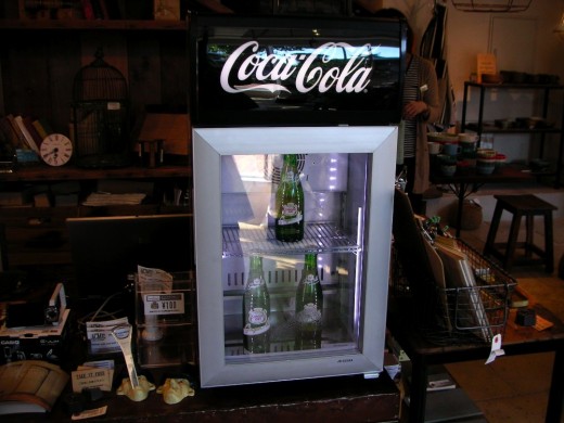 コカ・コーラcoca colaロゴ入りのフロントガラスドアのコンパクトな冷蔵庫