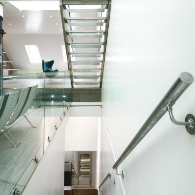 ロンドンのミューズハウスの超近代的な内装1階段