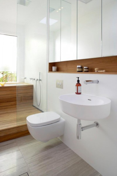 細長でコンパクトな大きな窓のある板張りのバスルームの洗面台