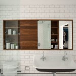 白いタイルのバスルームと木製の洗面収納