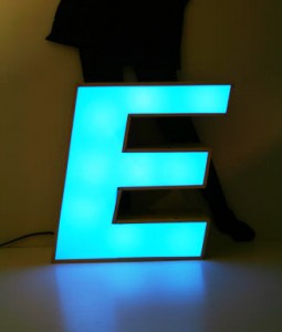 古い看板の文字を利用した照明-青のE