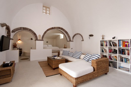 地中海風の白い漆喰で作られたギリシャ　サントリーニ島のヴィラのリビング&ベッドルーム
