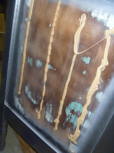 中古のチェストをDIYで鏡張りミラーチェストに5　天板、側板、引き出しに鏡用の接着剤を塗る