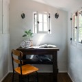 可愛らしい飾り格子小窓のある漆喰壁のコンパクトな書斎