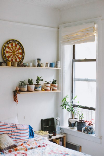 出窓的なスペースに盆栽的な鉢がディスプレイされた、縦長の上げ下げ窓の窓際